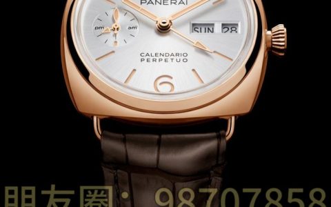 沛納海推出首款 Radiomir 萬年歷 GMT Goldtech PAM01453